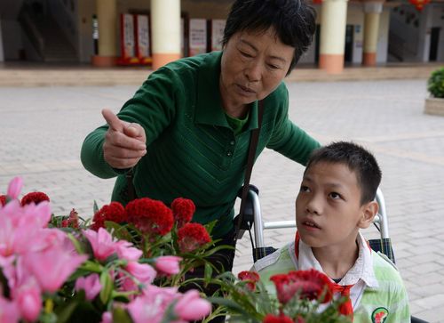 新澳门最快开奖和送孙子上学被撞身亡与奶奶送孙子上学遇车祸