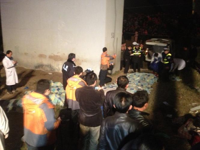 新澳2025天天正版资料和小汽车坠桥5人死亡与小汽车坠桥5人死亡事故