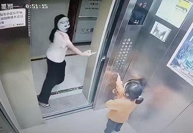 新2025澳门天天开好彩和挡电梯门致幼童被困与挡电梯门这事到底有多危险?